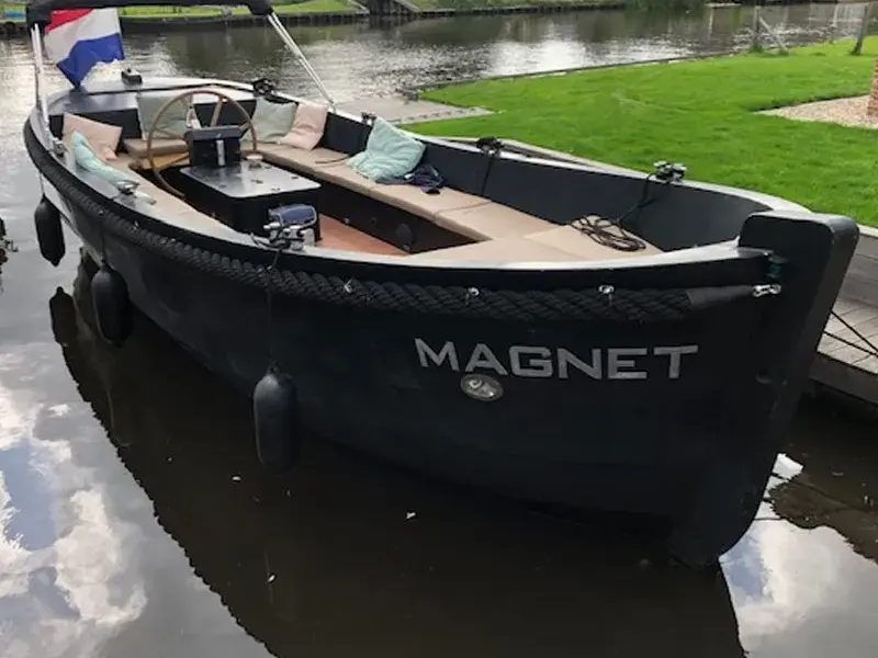 Privé Sloep (18) met schipper Zwartsluis